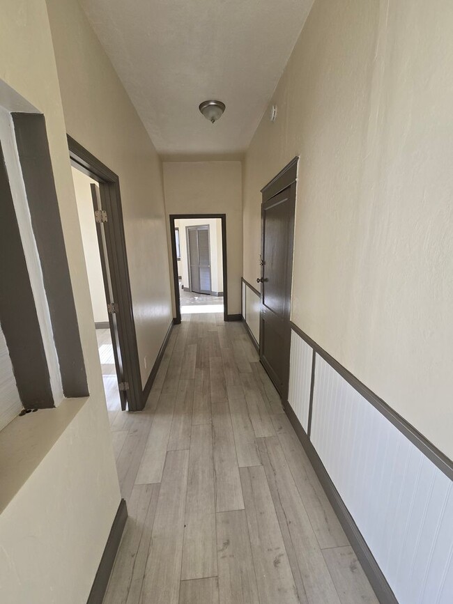 Building Photo - CHARMING AND UPDATED 2 BEDROOM 1 BATH.  MO...