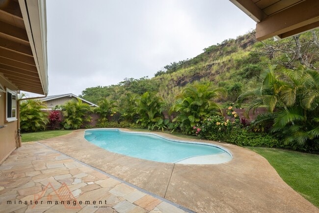 Building Photo - 1568 Kupau St