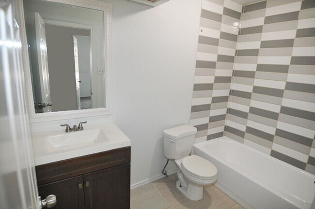 Building Photo - 205 Juniper Dr