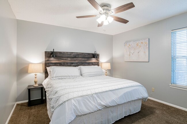 Building Photo - 2 Bed/1 Bath Condo with In-Ground Pool