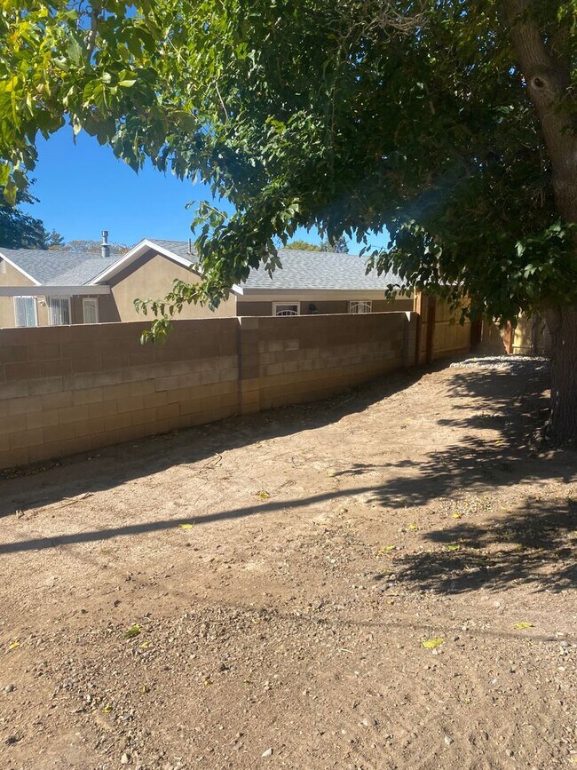 Building Photo - Beautiful remodeled home in northeast heig...