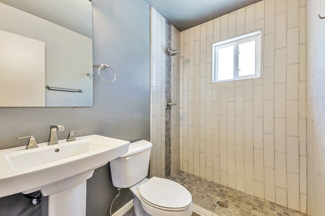 Building Photo - Large 6 Bedroom near Broadway & Rural!  POOL WITH SWIM UP BAR!