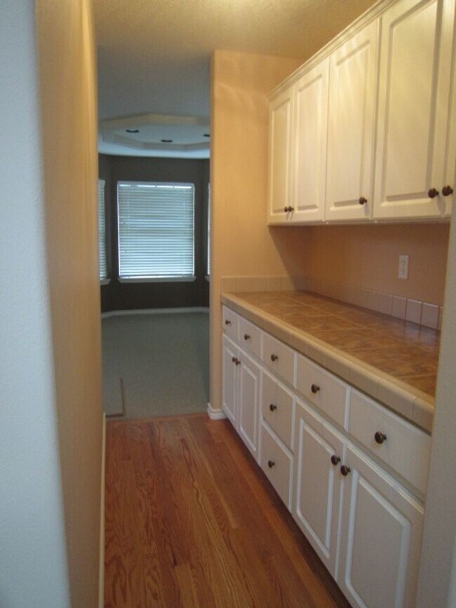 Building Photo - Large Bethany Home on a Corner Lot! 6 Bed 3 Bath