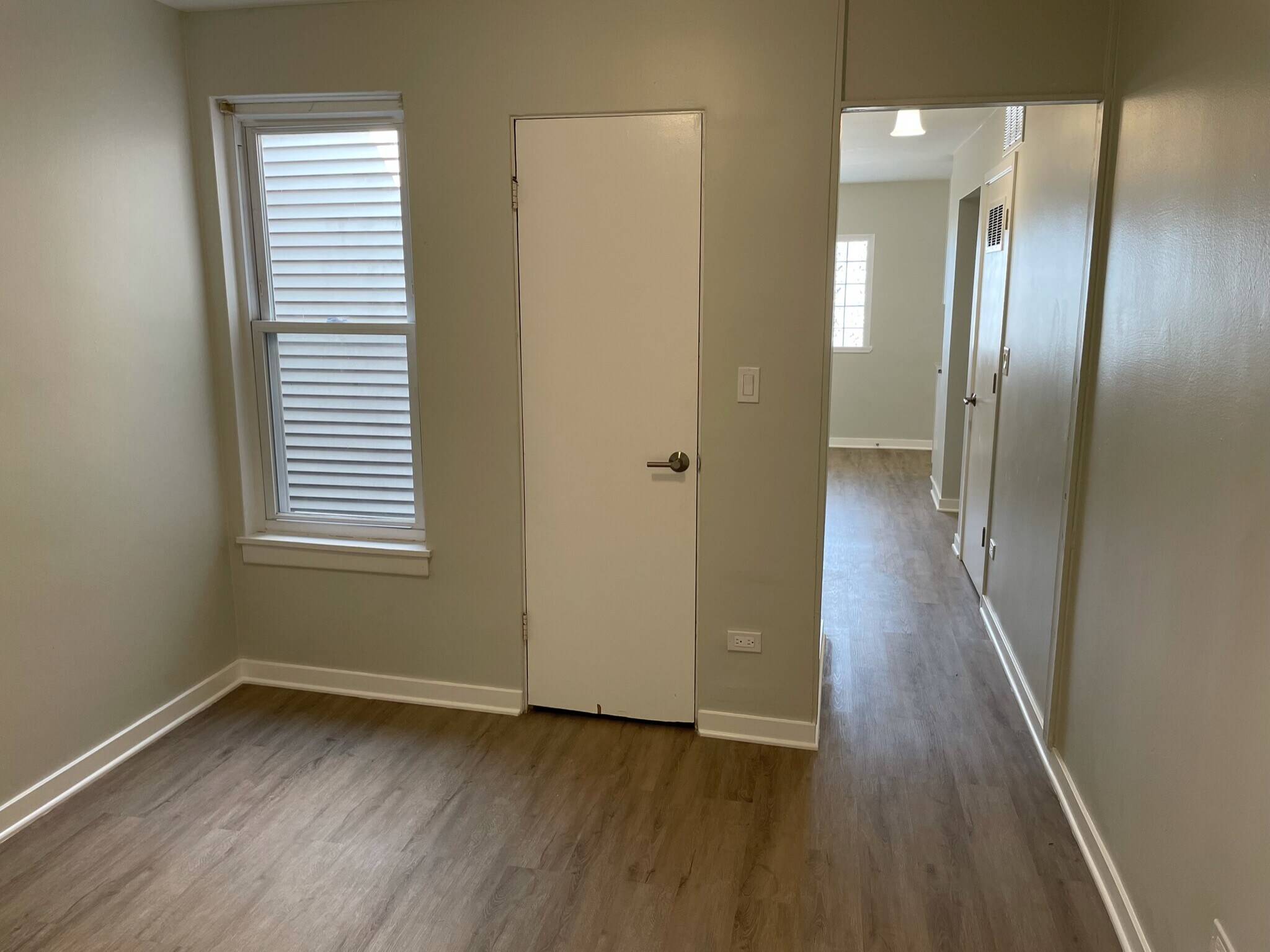 Building Photo - 2677 N Lincoln Ave