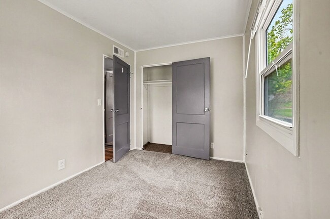 Building Photo - *Use Rently to view this unit and receive $150 off move-in* Cute Remodeled Two Bedroom 1 Bathroom...