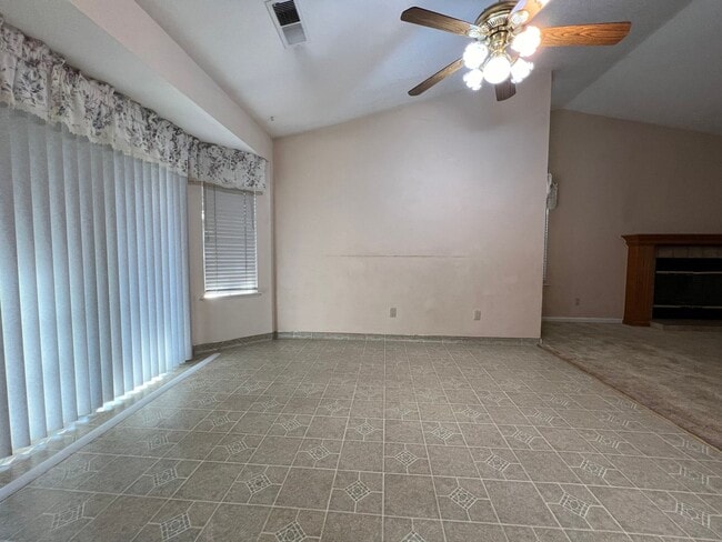 Building Photo - Cute, well -maintained home