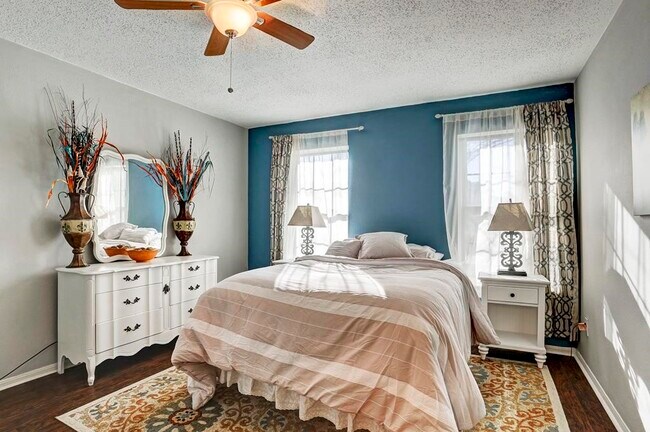 Building Photo - 351 N Post Oak Ln