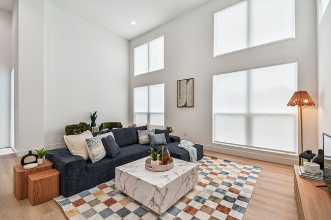 Building Photo - A charming coastal townhouse, just minutes from downtown St. Pete!