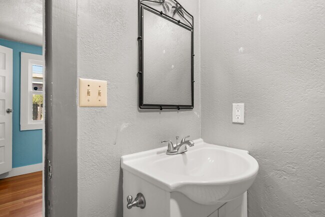Building Photo - 531 Clay St