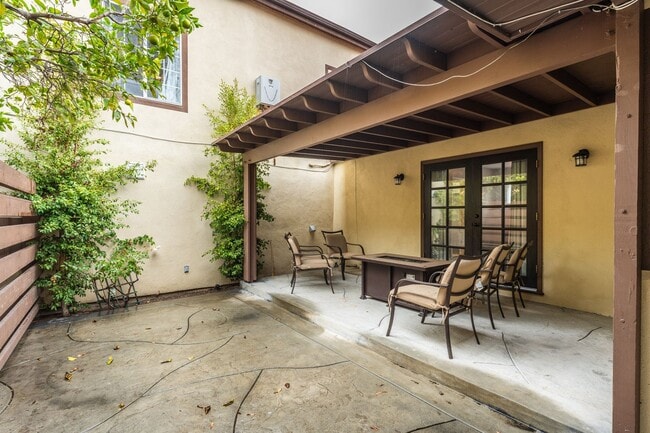 Building Photo - Beautiful 3 bed 2 Bath + Bonus Room home + Yard  in Old Torrance!