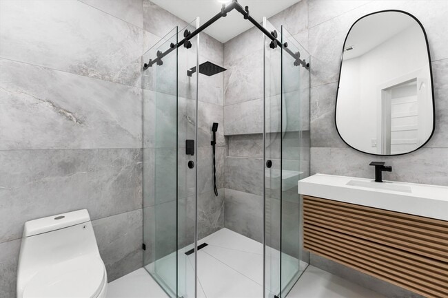 Building Photo - 1 E Wedgewood Glen