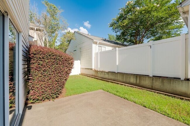 Building Photo - 641 W Oaks Dr