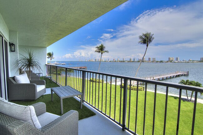 Building Photo - 3040 Lake Shore Dr