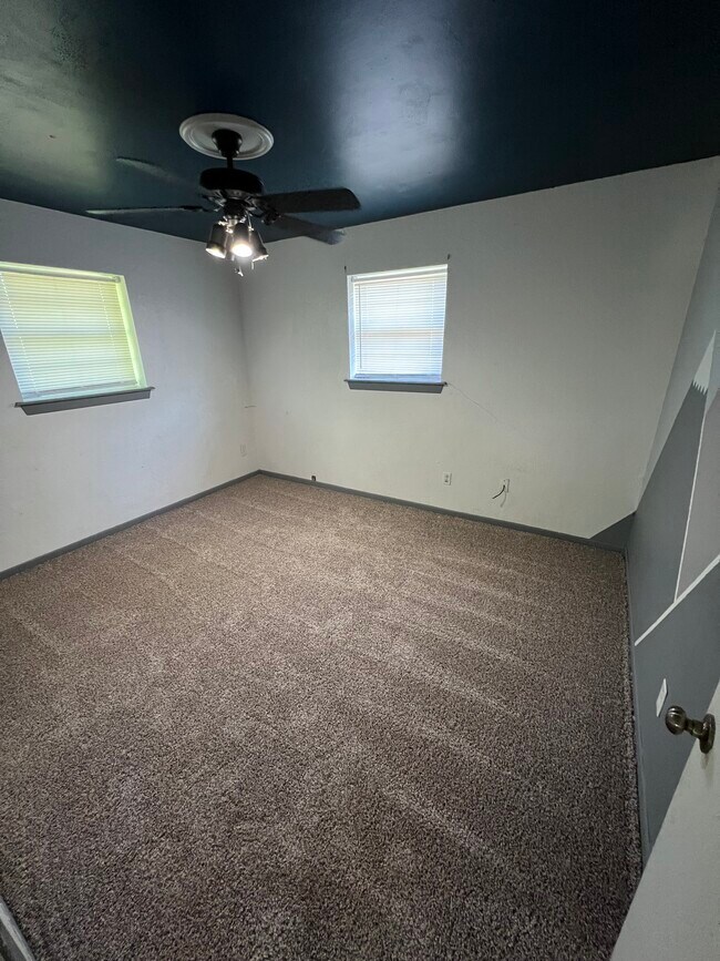 Building Photo - 301 Sandy Ln