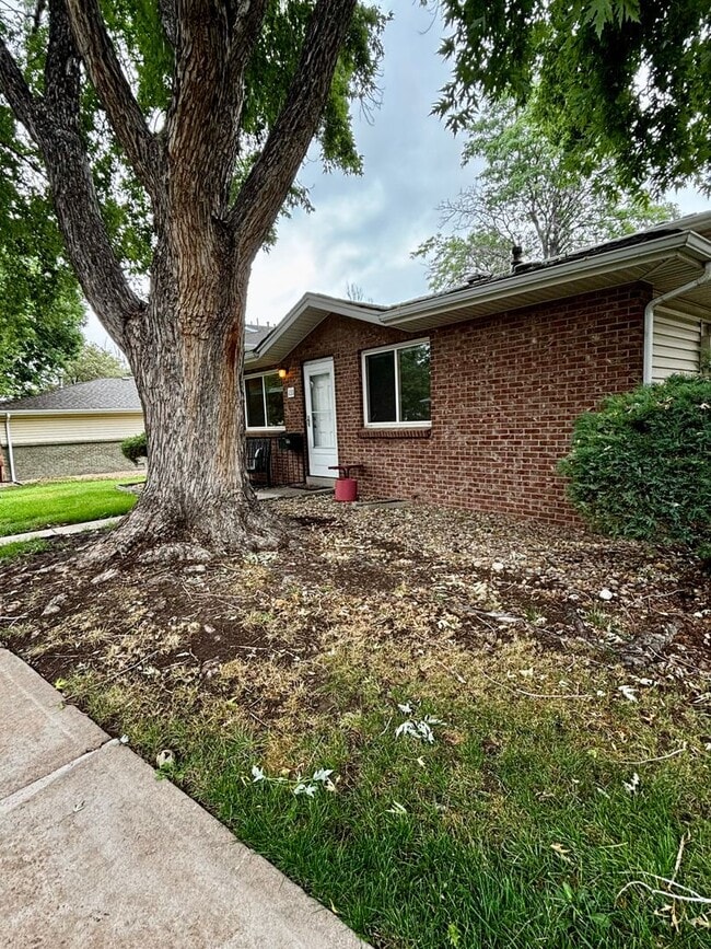 Building Photo - Beautifully Updated 2-Bedroom Townhome in ...