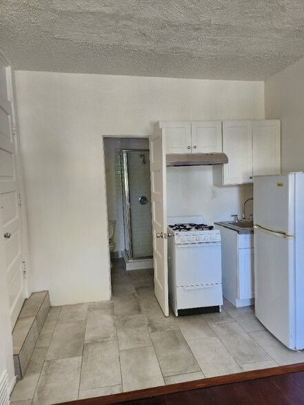 Building Photo - 1114 Poinsettia Dr