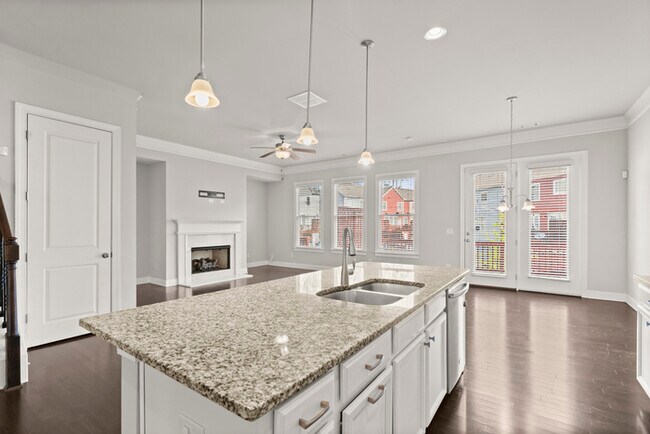 Building Photo - Townhouse - 4 Beds - 4 Bath