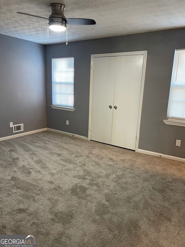 Building Photo - 235 Deerfield Dr