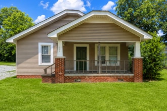 Building Photo - Prime location, generous living space, and unbeatable convenience!