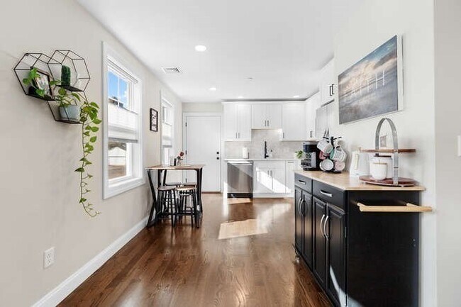 Building Photo - 22 Victor St