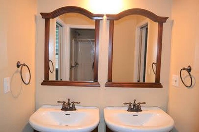 Building Photo - 4 Bedroom Townhome in Lynchburg