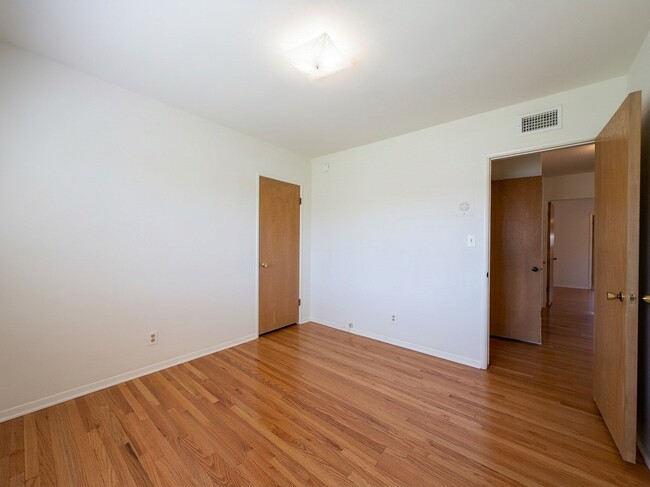 Building Photo - 962 N Calmgrove Ave