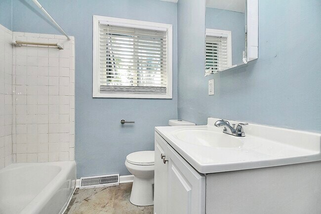 Building Photo - 2244 English Dr