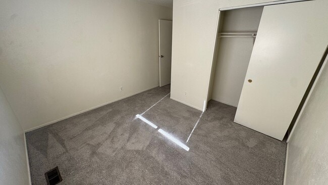 Building Photo - 2 bed, 1 Bath, 900 sqft with washer/dryer hookups and 1 car garage