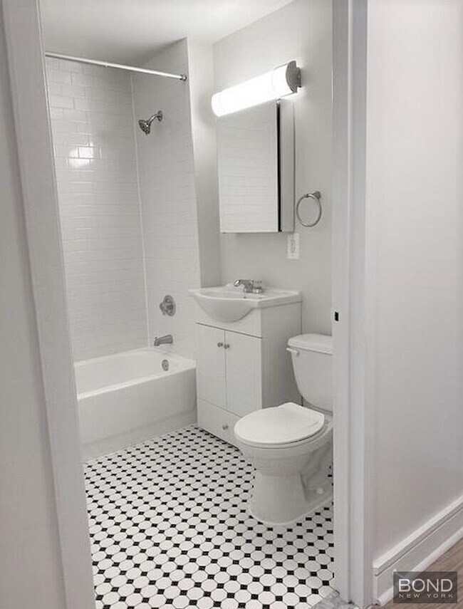 Building Photo - 323 W 96th St