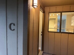 Building Photo - Fully Renovated 2 bedroom, 1.5 bath Apartment with New Appliances and Separate Garage!  Fully Rem...