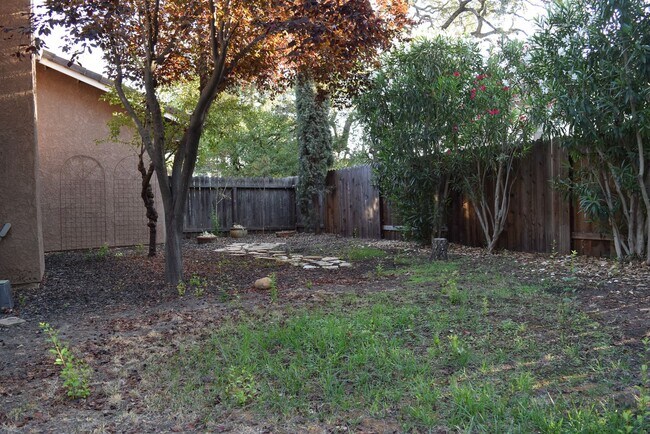 Building Photo - 303 Ironwood Cir