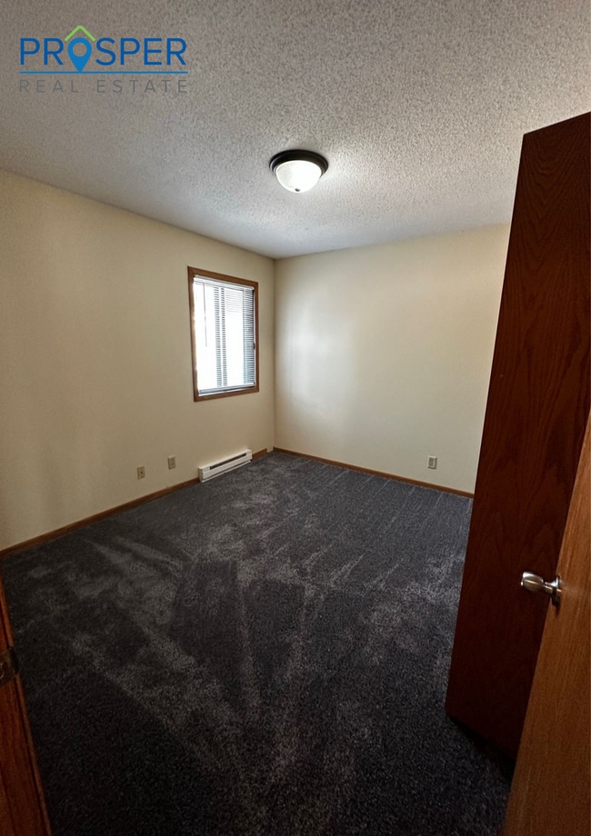 Building Photo - 3 Bedroom Unit Located Near Oakwood Mall