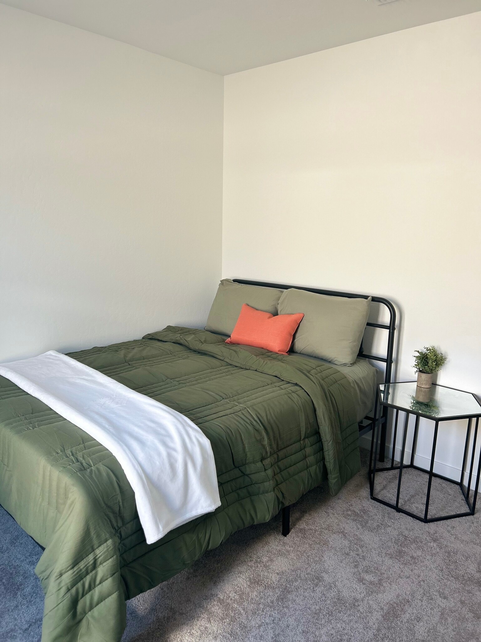 Bed-Private Room w/ Full Bed - 8716 Hamblen Ct