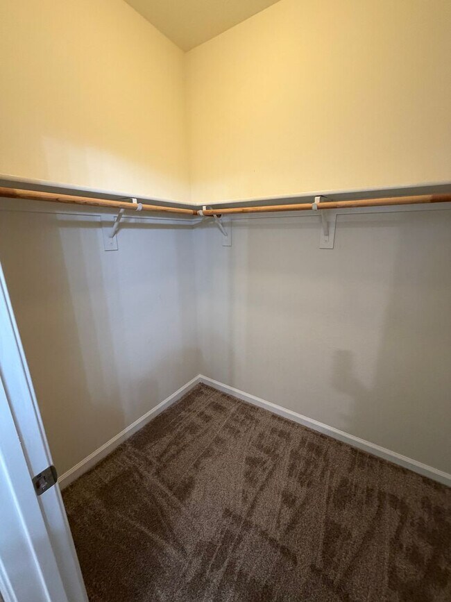 Building Photo - Elegant Low-Maintenance Living Near Golden Eagle & Kiley Lake!