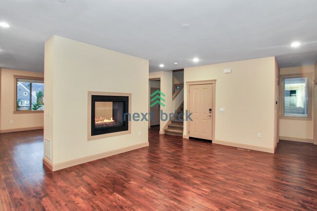 Building Photo - 4 BED & 2.5 BATH TOWNHOUSE FOR RENT