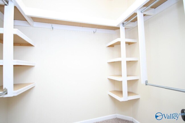 Building Photo - 215 River Oaks Dr