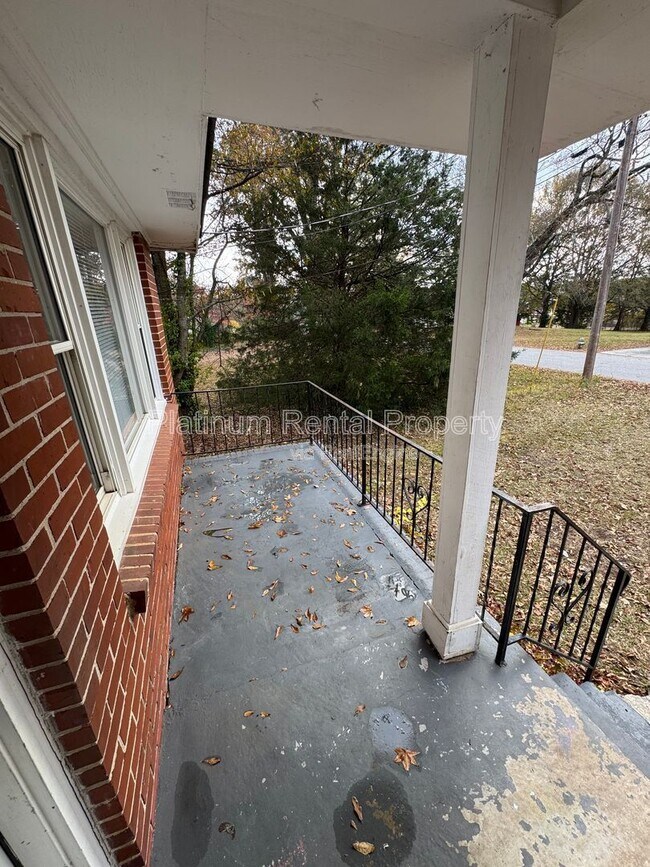 Building Photo - 97 Benson St