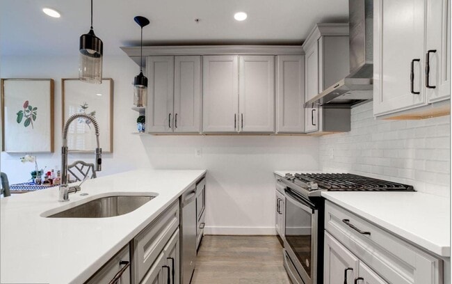 Building Photo - Glover Park Beauty with Parking