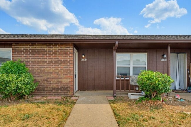 Building Photo - 1247 W Sunset Dr