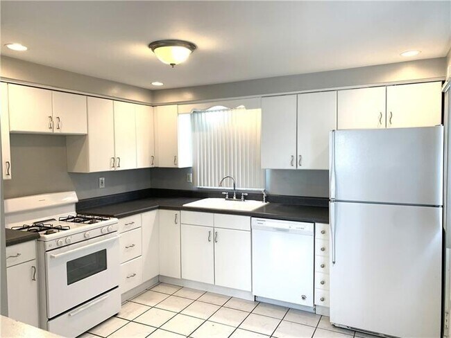 Building Photo - 3768 W 5th Ave