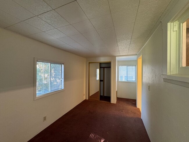 Building Photo - Large 1 Bedroom Main Level Apartment Near ...