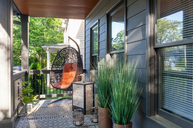 Building Photo - Beautifully Updated Two-Story 3/2.5 w/ Huge Fully Fenced Backyard!