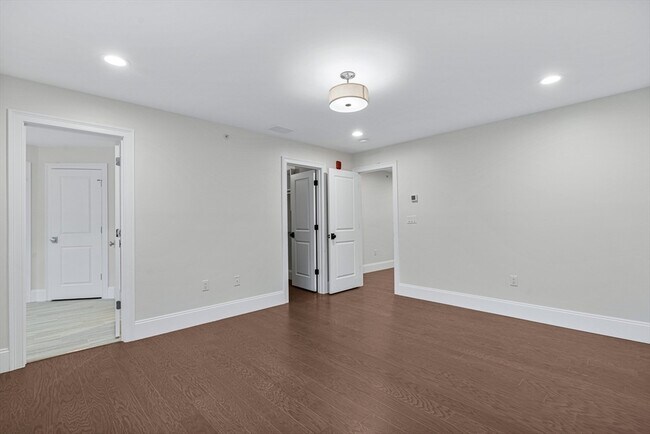 Building Photo - 15 Lily Pond Ln