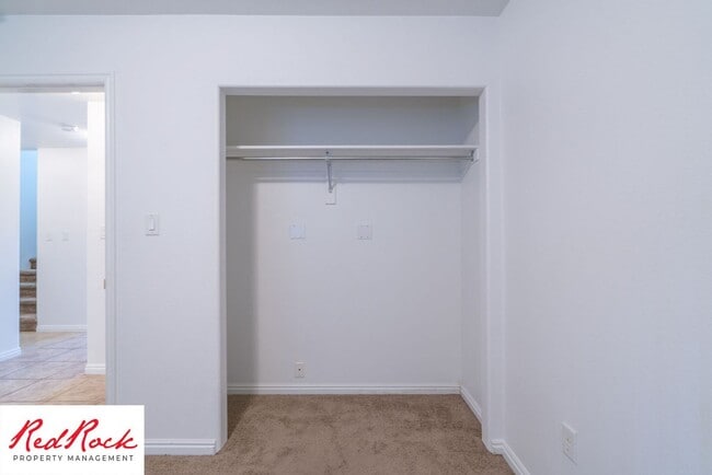 Building Photo - Spacious 3 Bedroom Townhome in Central St....