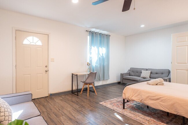 Building Photo - Cozy Zen Retreat Home with 4BD+3BA  Share ...