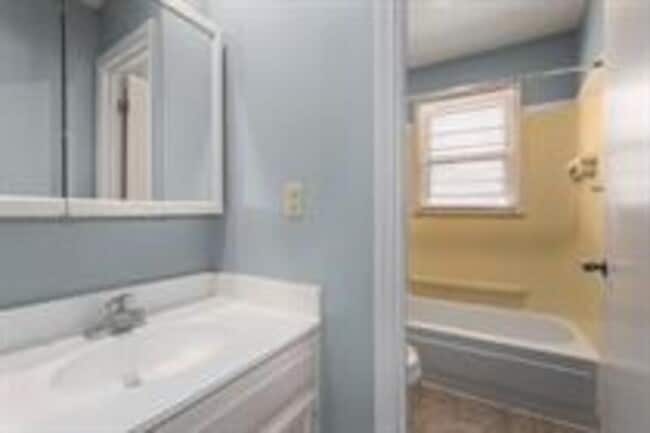 Building Photo - 402 NE Independence Ave