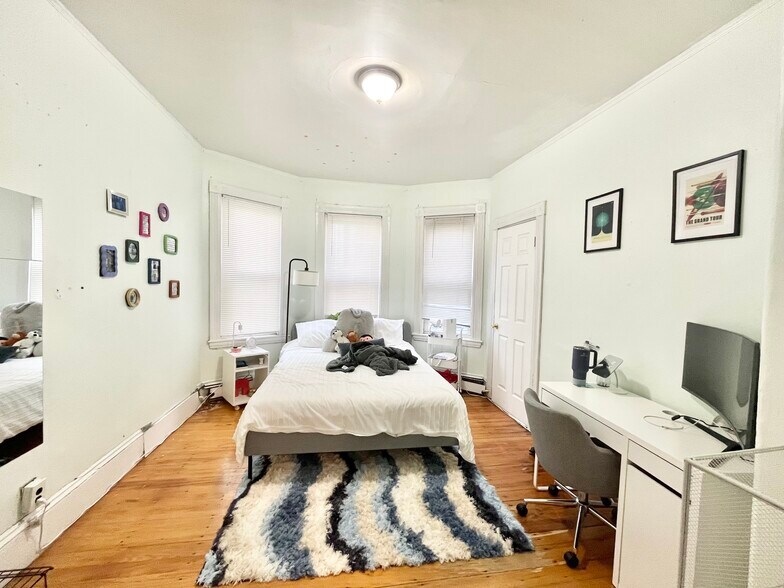 Primary Photo - 168 Hillside St