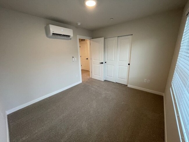 Building Photo - 4Bd/3.5Ba Snohomish Townhouse