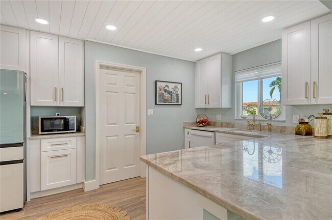 Building Photo - 4780 Gulf of Mexico Dr