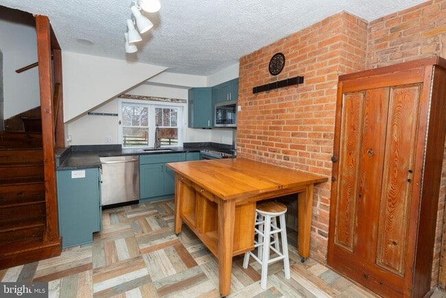 Building Photo - 562 Smithfield Ln